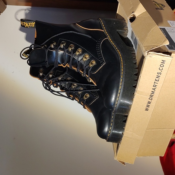 Dr. Martens Shoes - Doc Martens Leona Size 7